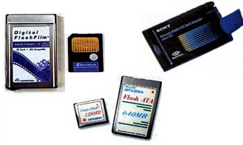 Figura 1. Tarjetas de Memoria Compact Flash ATA de 68 pines (superior izquierdo e inferior derecho), Compact Flash de 50 pines (inferior central), Smart Media (superior central) y Memory Stick (superior derecho). Adaptado de Onieva 5.