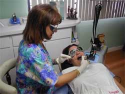 Fig. 8. Imagen donde se observa la utilización de anteojos especiales, tanto para el odontólogo operador como para el paciente, según normas de seguridad, previas al accionar del láser Er:YAG. (Fuente: propia.)